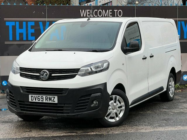Vauxhall Vivaro Mpv DV69RMZ White #4