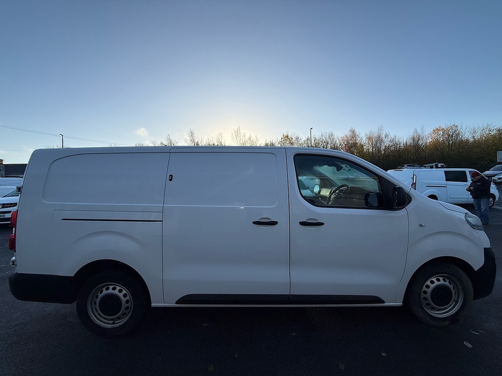 Vauxhall Vivaro 1.5 Turbo D 2900 Dynamic Lwb Air Con Van 6Dr Diese DV22DHN White #4