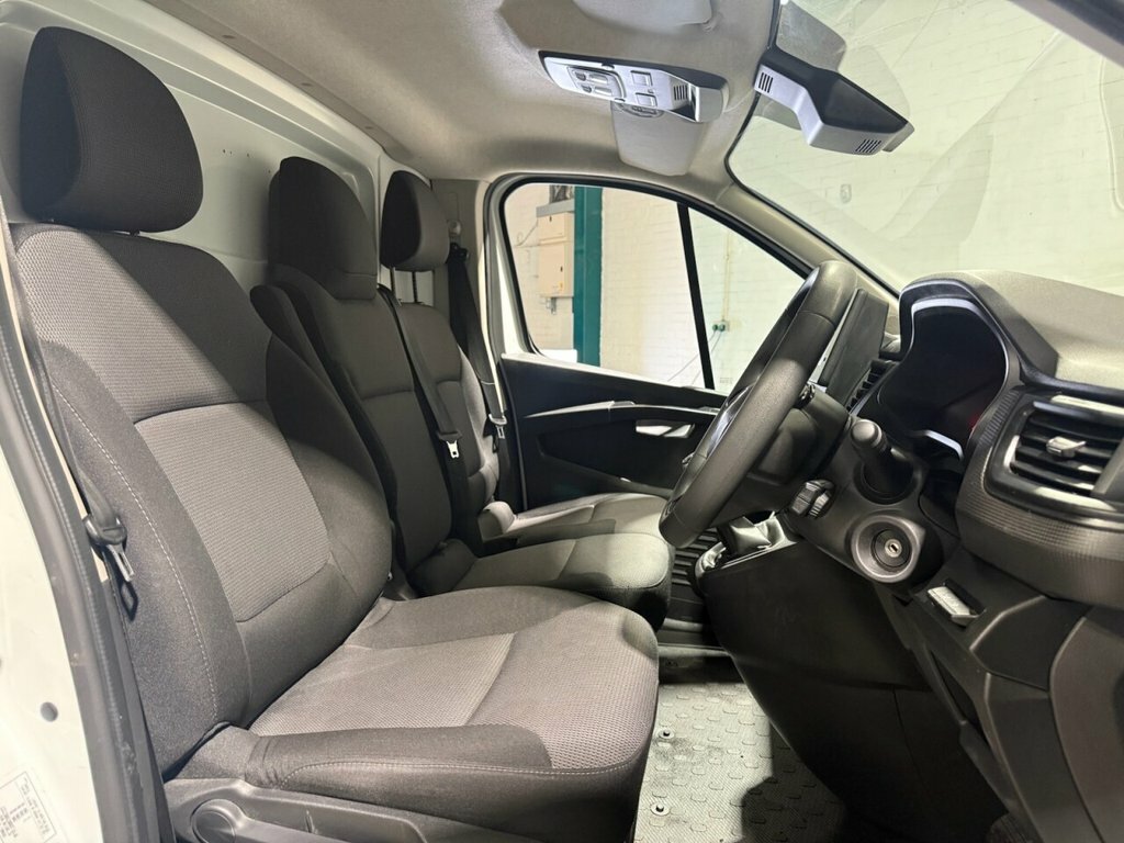 Renault Trafic 2L Business MM72FGZ White #5