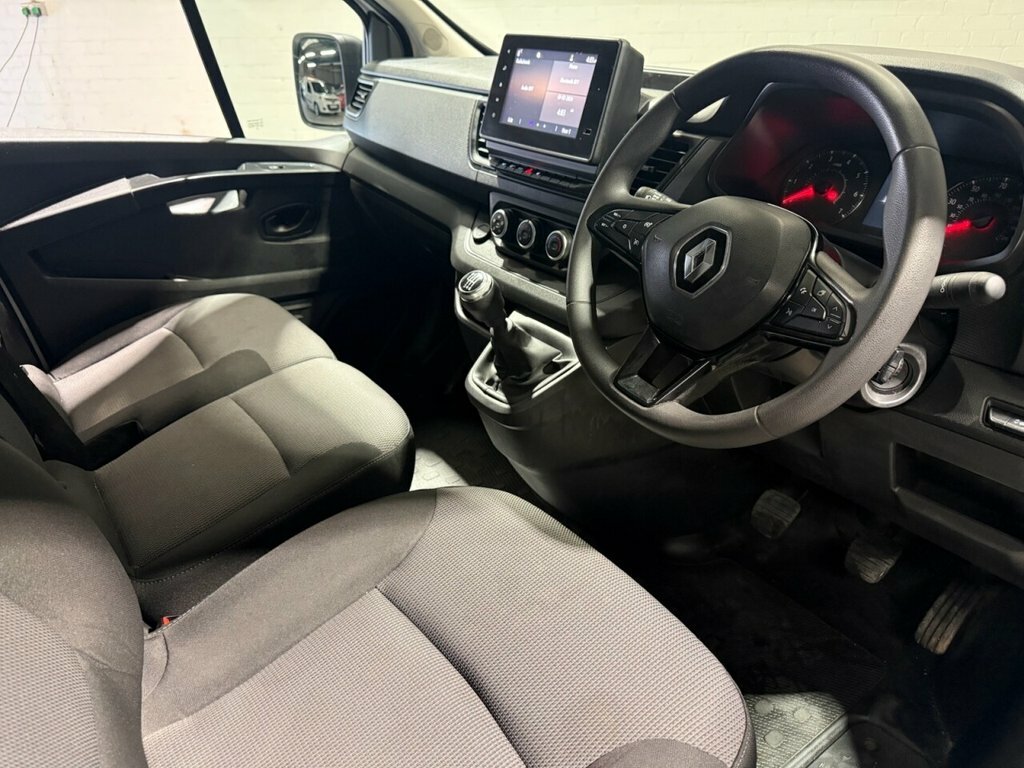 Renault Trafic 2L Business MM72FGZ White #3