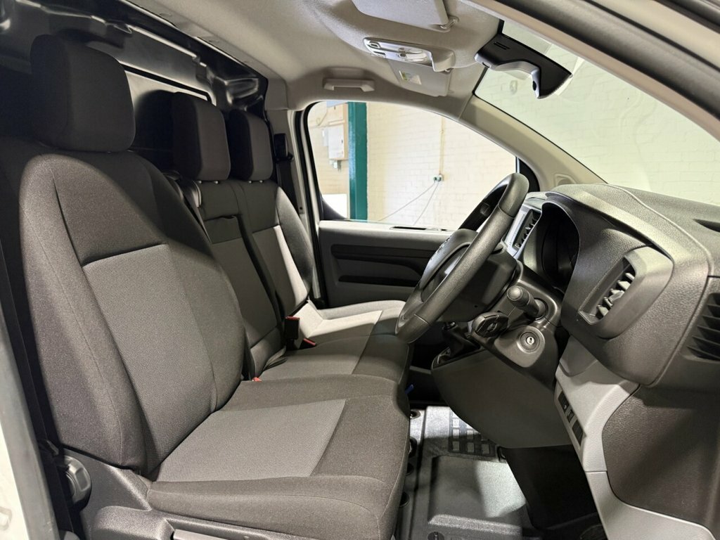 Vauxhall Vivaro 1.5L Sportive 6Dr HN22JEJ White #5