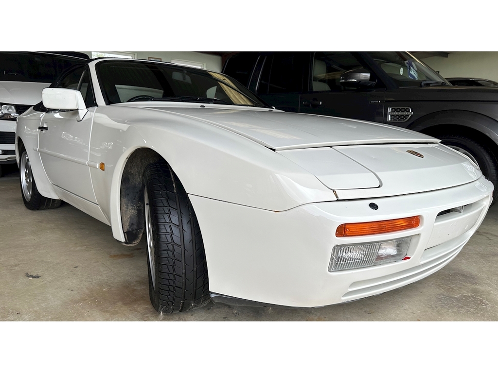 Porsche 944 U226 White