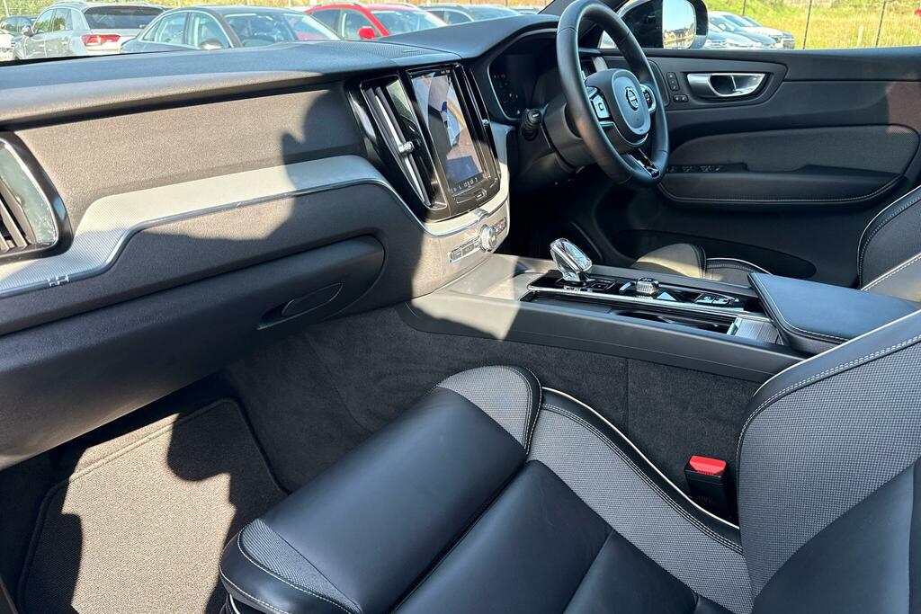 Volvo XC60 2.0 B4d Plus Dark Awd Geartronic FT23RWO Black #2