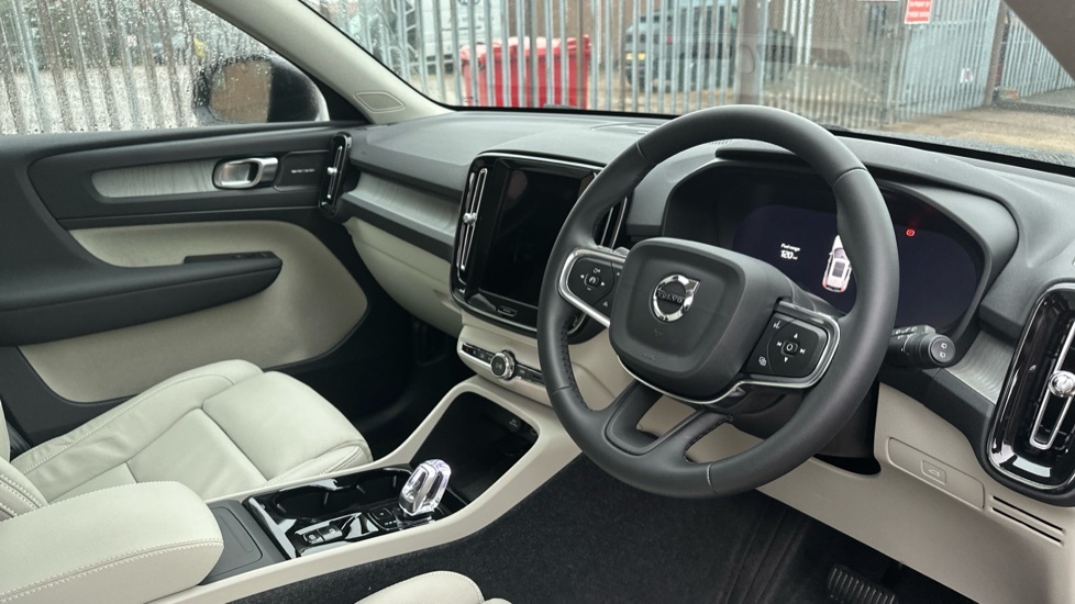 Volvo XC40 Ultra, B3 Mild Hybrid, Dark 21 Alloy Upg BN75ZBU Black #4