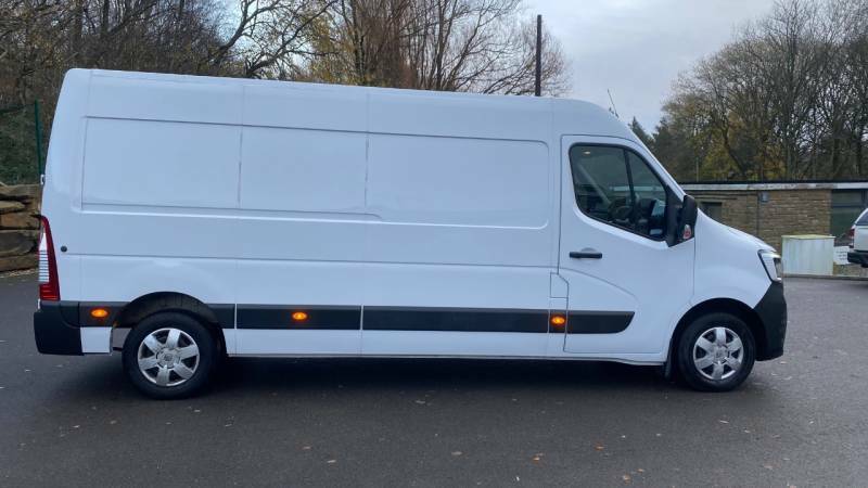 Renault Master Lm35dci 135 Business Medium Roof Van - 2023 72 YF72UPR White #2