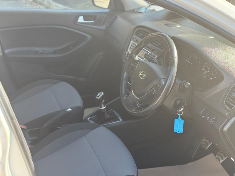 Hyundai I20 T-gdi Active YA66HFJ White #5