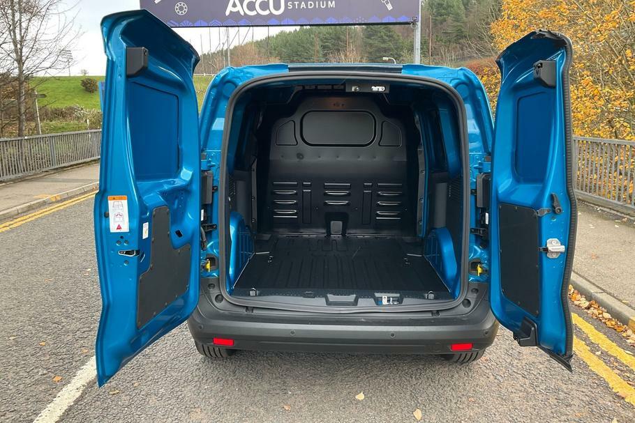 Ford Transit Courier E- 100Kw 43Kwh Limited YC75VUD Blue #6