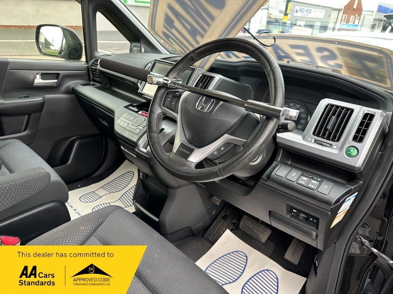 Honda StepWagon Mpv White #2