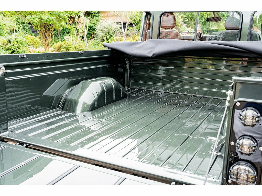 Land Rover Defender 110 Pickup Green #2