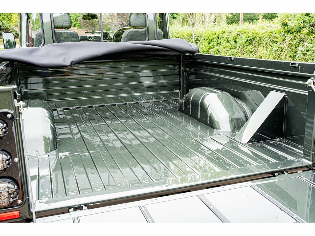 Land Rover Defender 110 Pickup Green #3