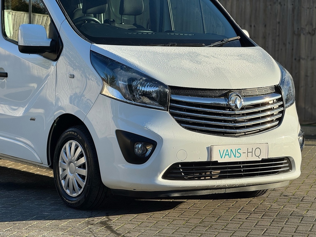 Vauxhall Vivaro Mpv KY67RXN White #3