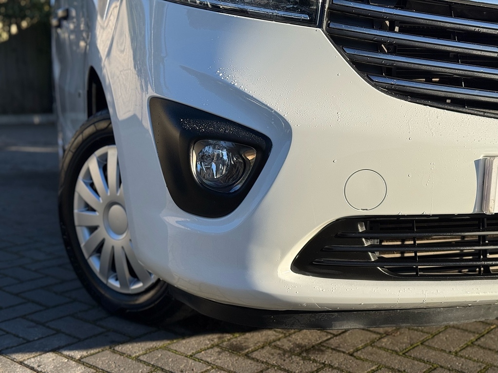 Vauxhall Vivaro Mpv KY67RXN White #2