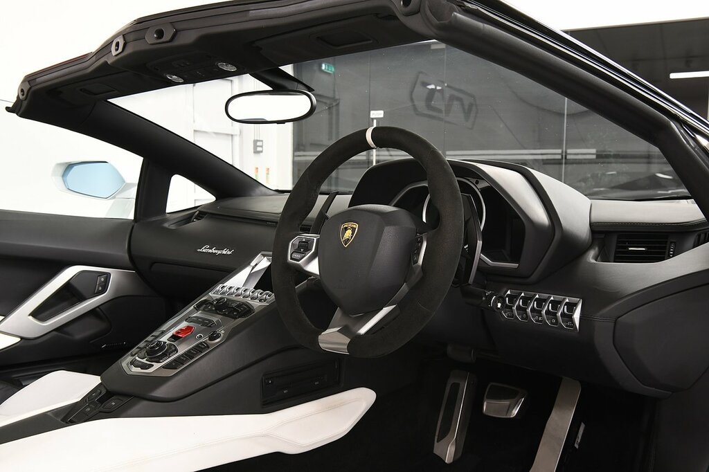Lamborghini Aventador Lp 700-4 Roadster White #4