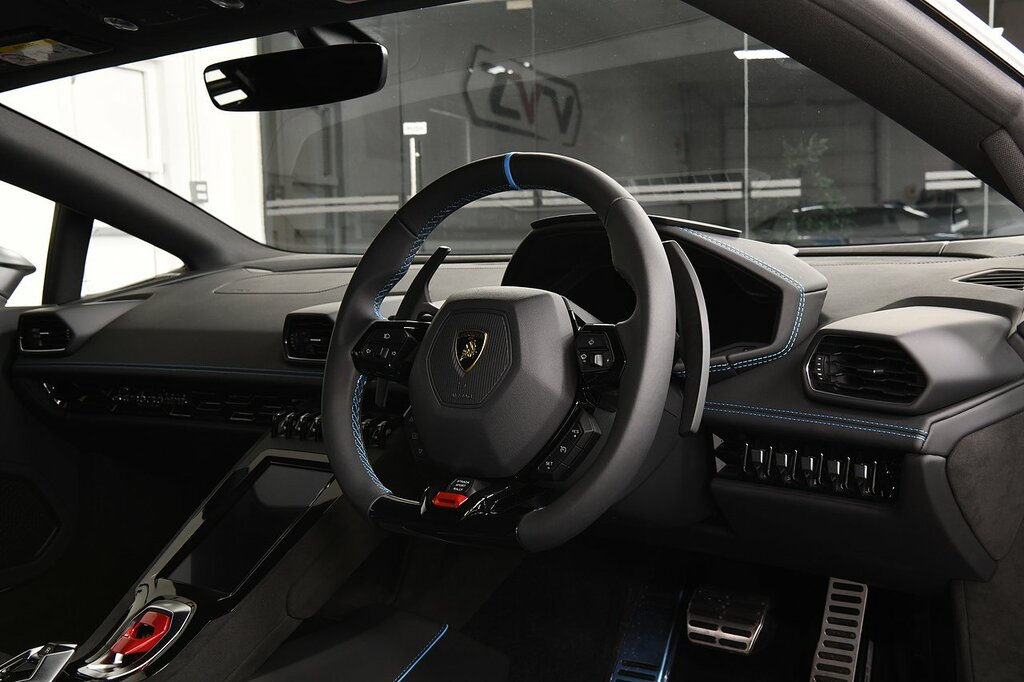 Lamborghini Huracan V10 Sterrato White #5