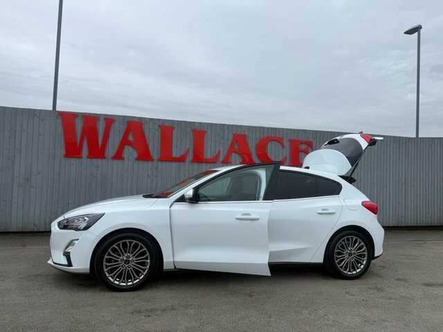 Ford Focus Hatchback HK70YTZ White #4