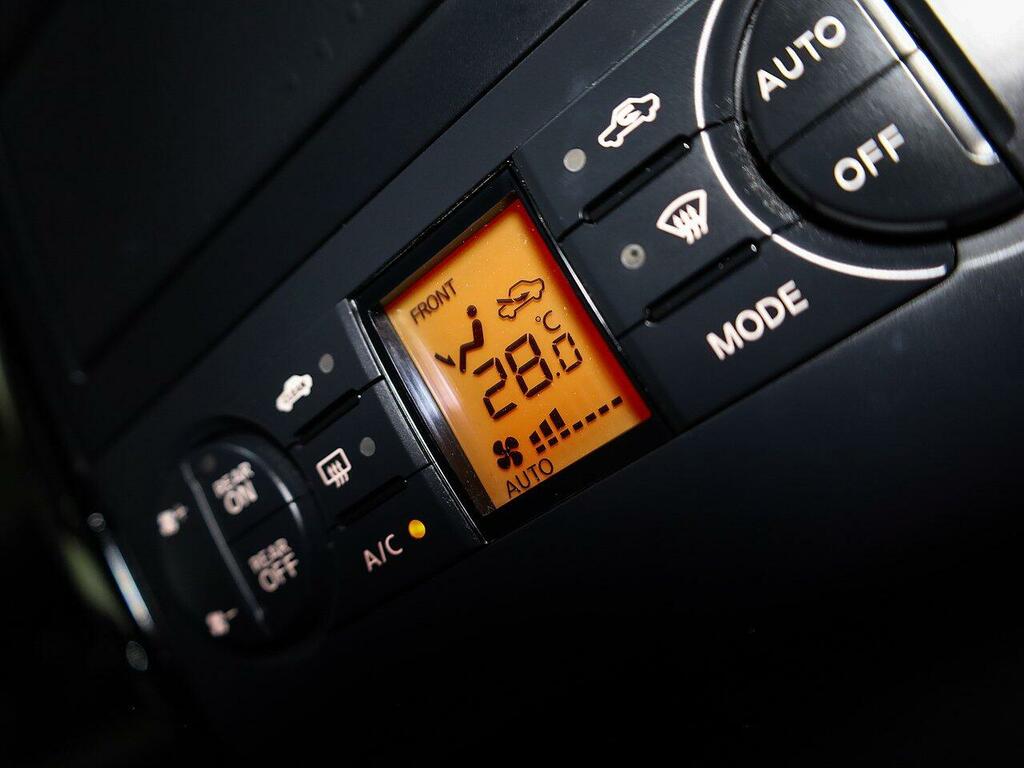Nissan Serena Hatchback White #41