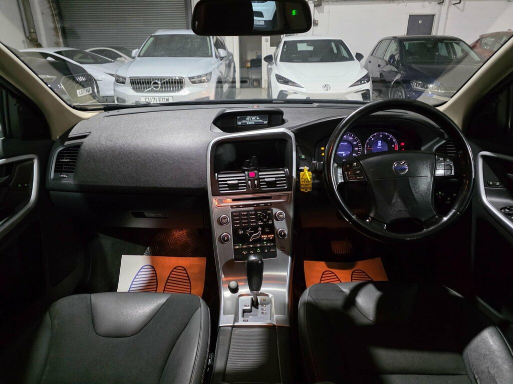 Volvo XC60 Suv 2.4 White #4