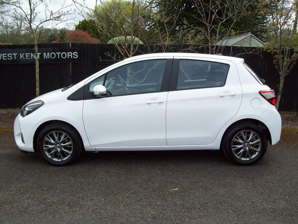 Toyota Yaris 1.5 Vvt-i Icon Cvt Euro 6 White #2