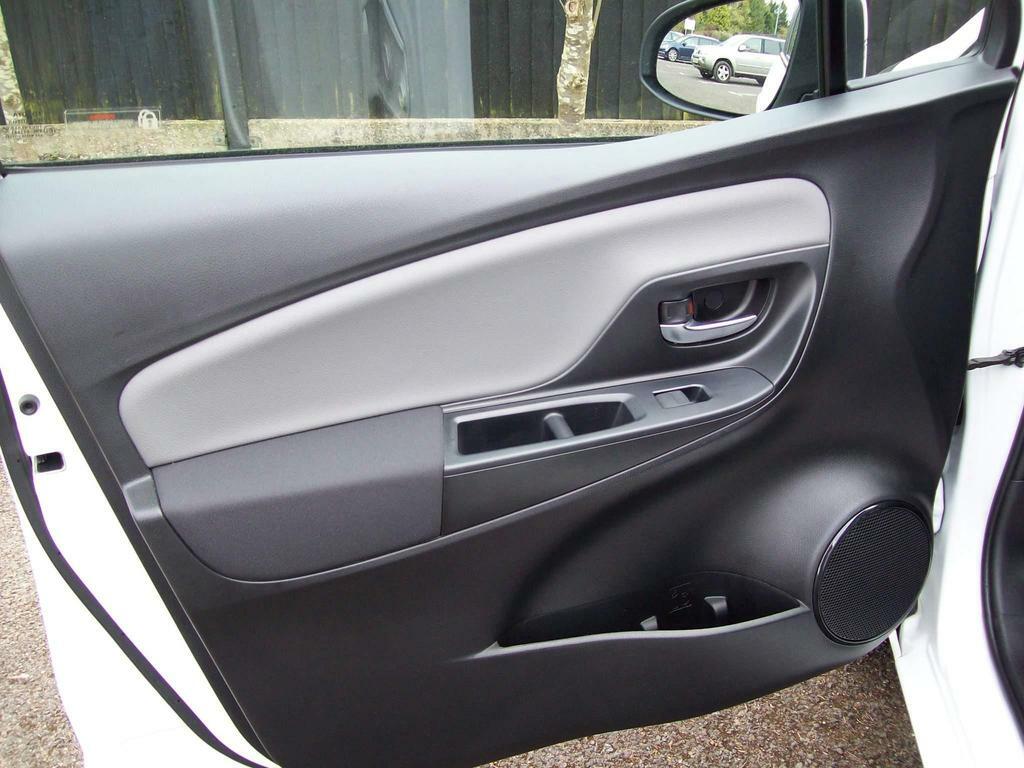 Toyota Yaris 1.5 Vvt-i Icon Cvt Euro 6 White #6