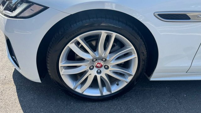 Jaguar XF 2.0 D200 Mhev R-dynamic White #4