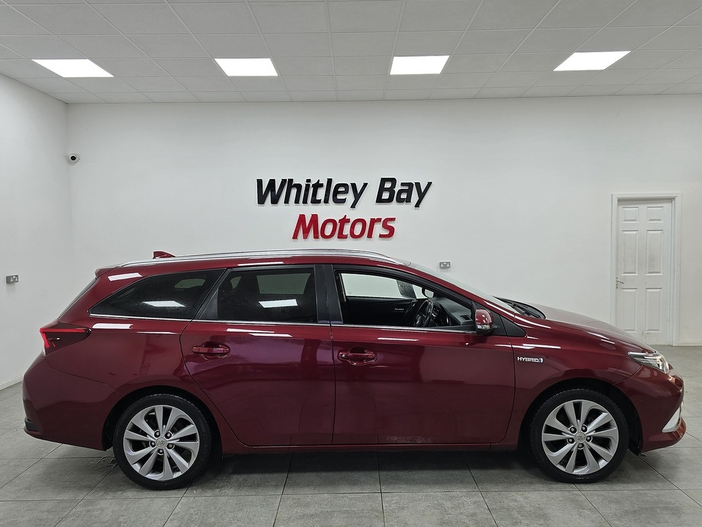 Toyota Auris Vvt-h Excel SM68RYZ Red #2