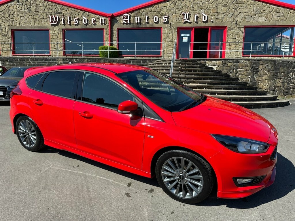 Ford Focus 1L St-line Red