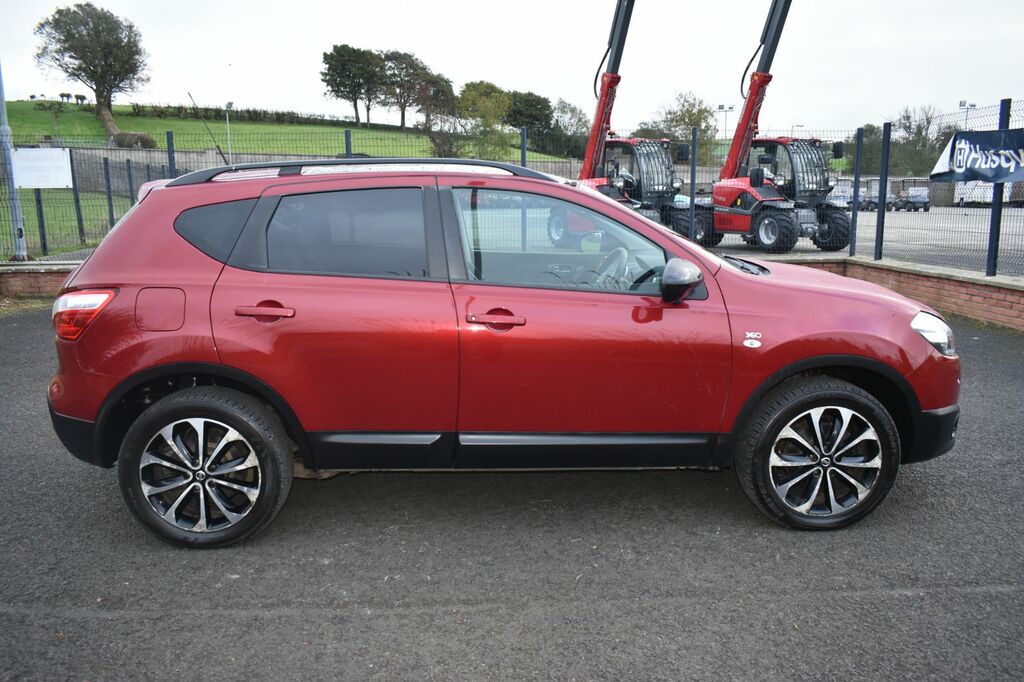 Nissan Qashqai Suv VFZ4279 Red #2