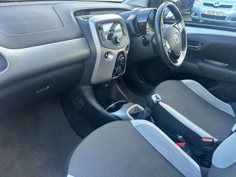 Toyota Aygo X -Play Vvt-i VO66OYZ White #6