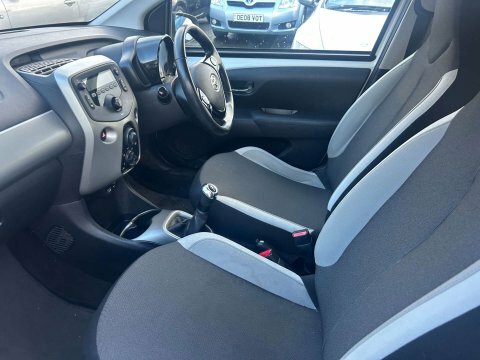 Toyota Aygo X -Play Vvt-i VO66OYZ White #4