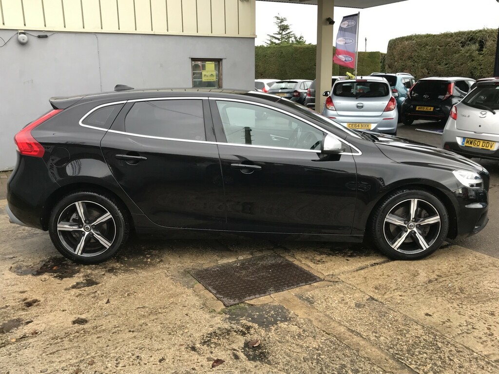 Volvo V40 Hatchback 2.0 R-design D3 201666 KS66MFA Black #4