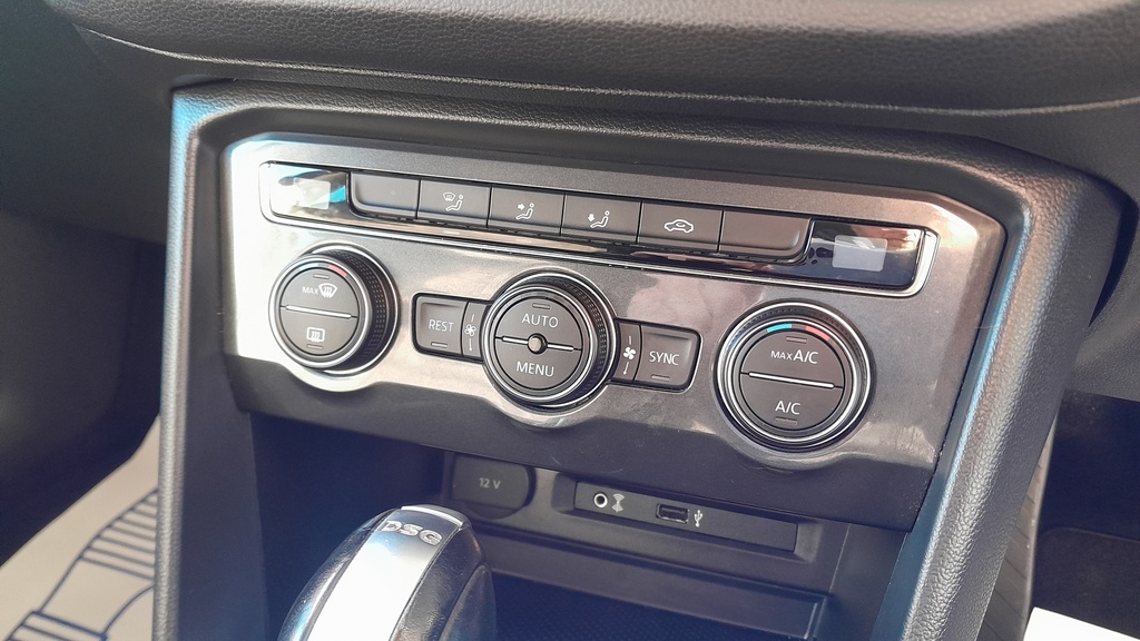 Volkswagen Tiguan Vehicle Details Price - 12995 Make Volkswagen Mo YH16PAF Brown #4