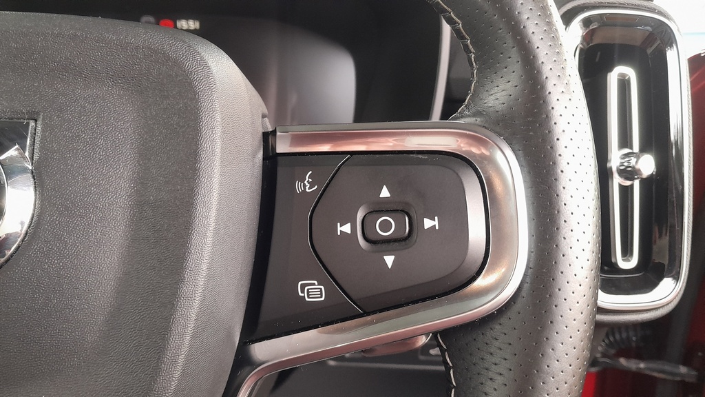 Volvo XC40 Vehicle Details Price - 16995 Make Volvo Model YR69DXG Red #2