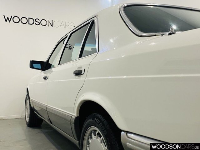 Mercedes-Benz 500 Saloon Blue #10