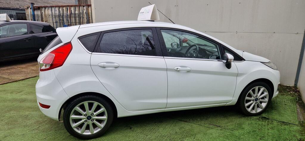 Ford Fiesta Titanium White #5