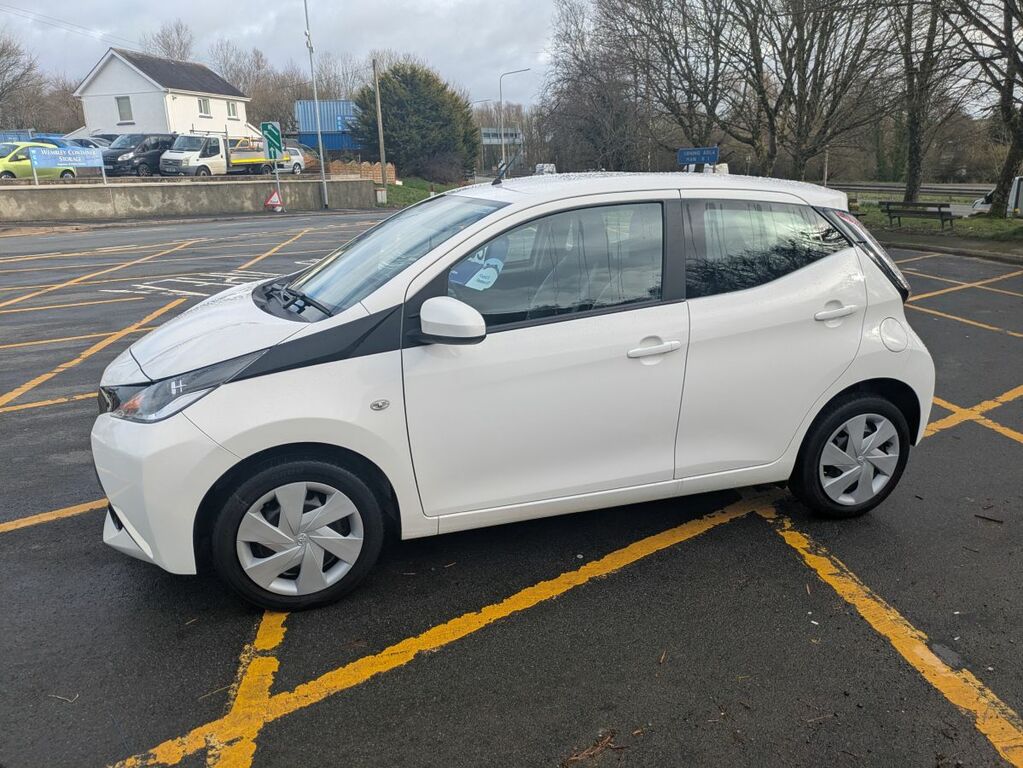 Toyota Aygo Vvt-i X-play YH16UPV White #4