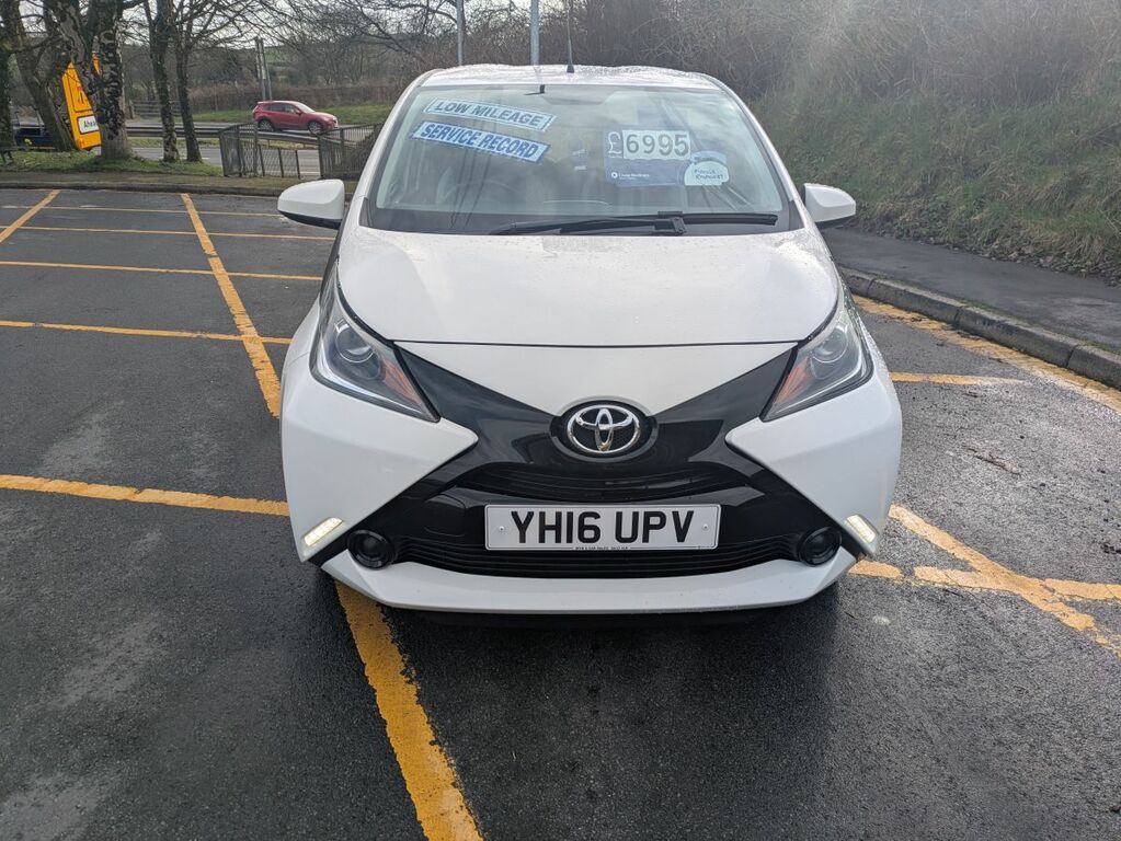 Toyota Aygo Vvt-i X-play YH16UPV White #2