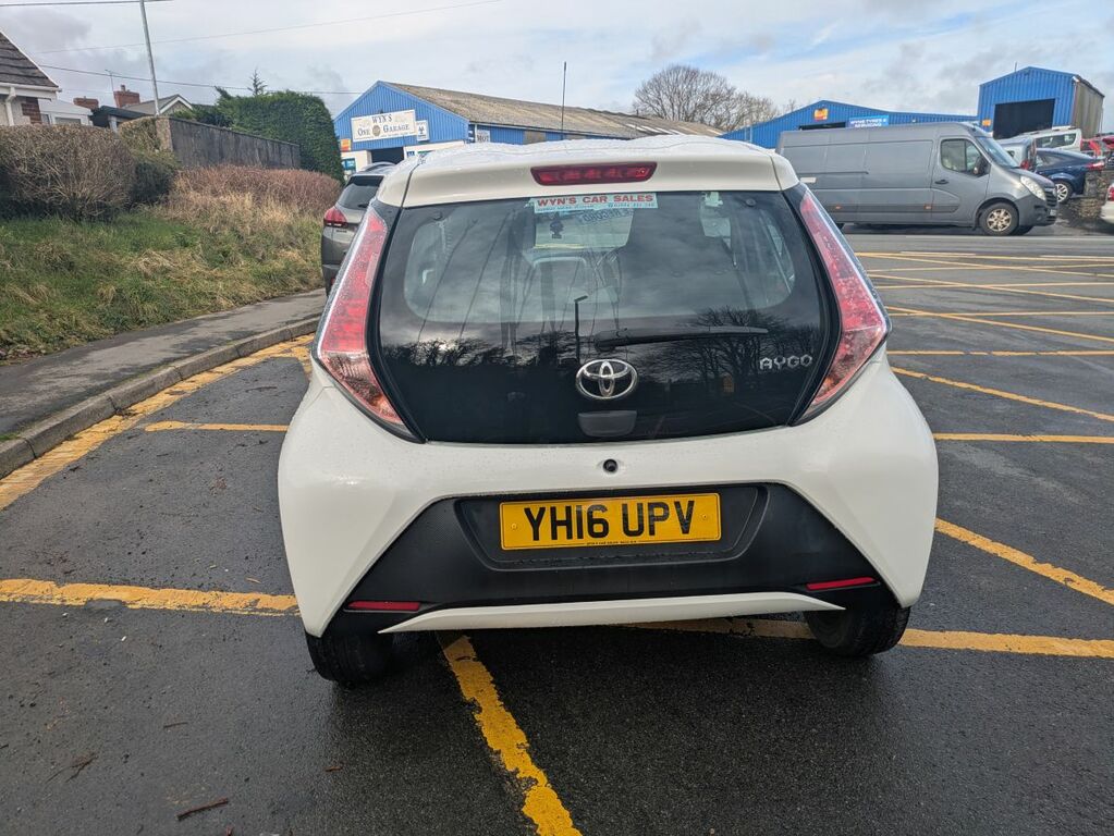 Toyota Aygo Vvt-i X-play YH16UPV White #6