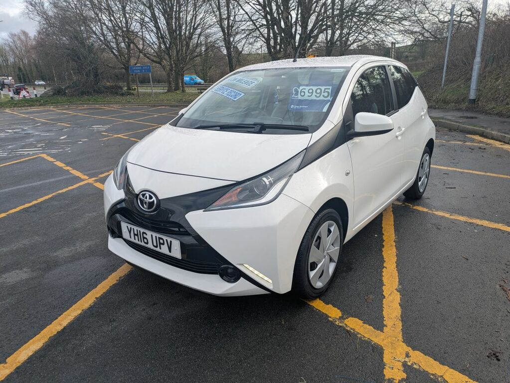 Toyota Aygo Vvt-i X-play YH16UPV White #3