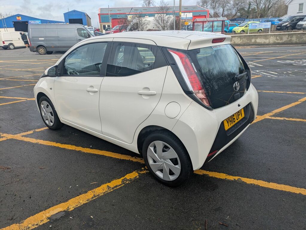 Toyota Aygo Vvt-i X-play YH16UPV White #5