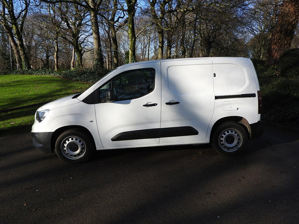 Vauxhall Combo 1.5 Turbo D 2300 Dynamic Panel Van Manu DV71JXU White #4