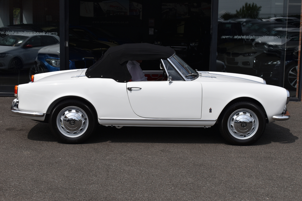 Alfa Romeo Giulietta Spider White #5