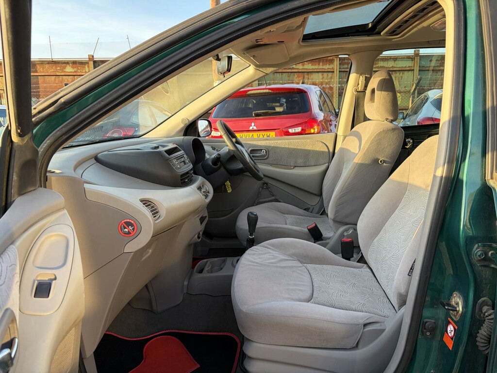 Nissan Almera Tino 1.8 Se Grey #15