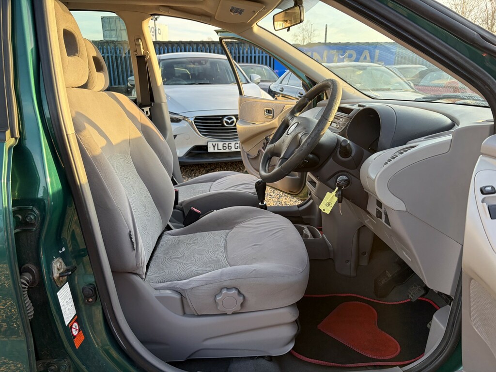 Nissan Almera Tino 1.8 Se Grey #9