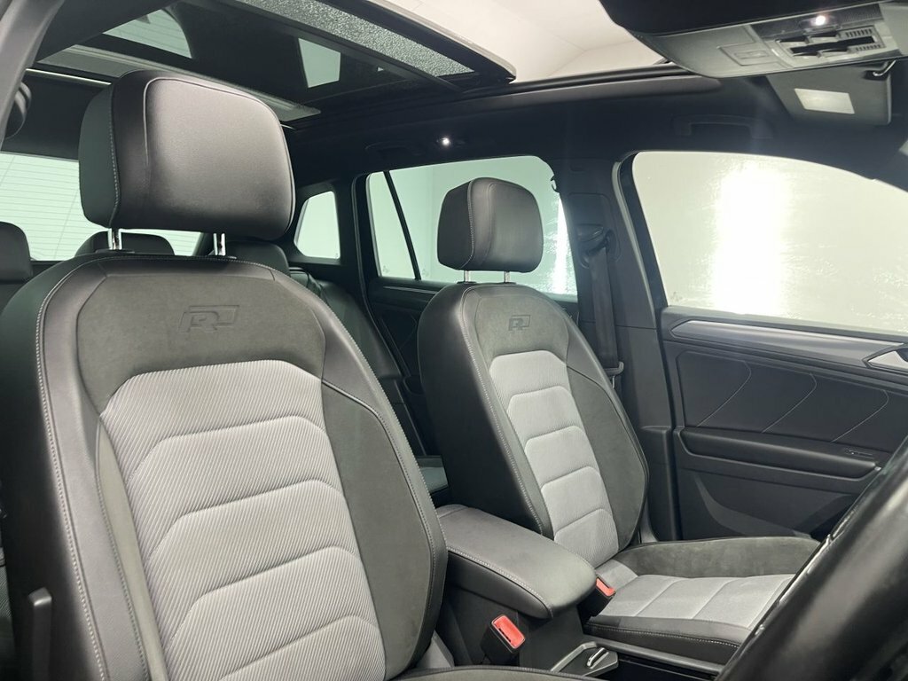 Volkswagen Tiguan 2L R-line VO17HRZ Black #2
