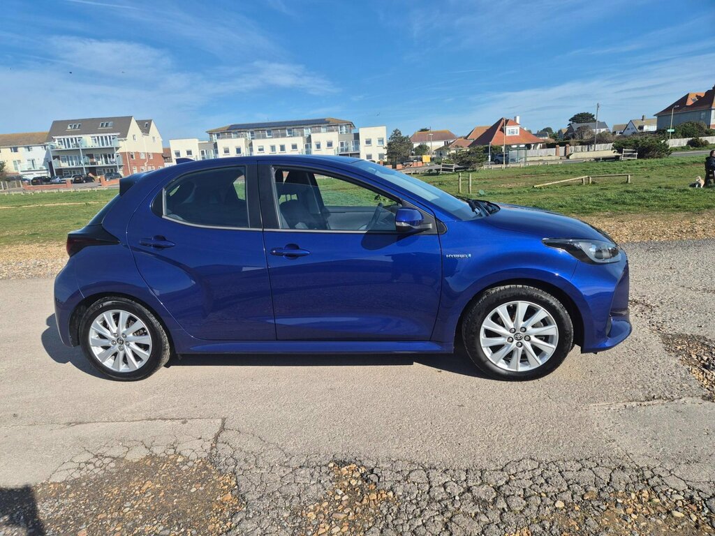Toyota Yaris Icon . Full Hybrid . Blue