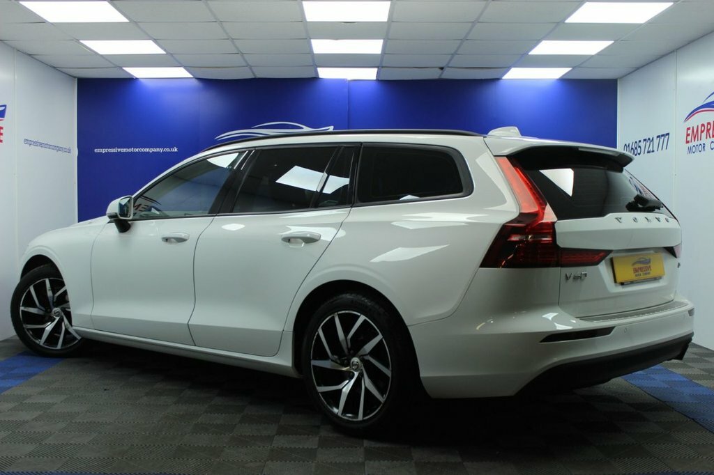 Volvo V60 2L Momentum YX19HYZ White #2