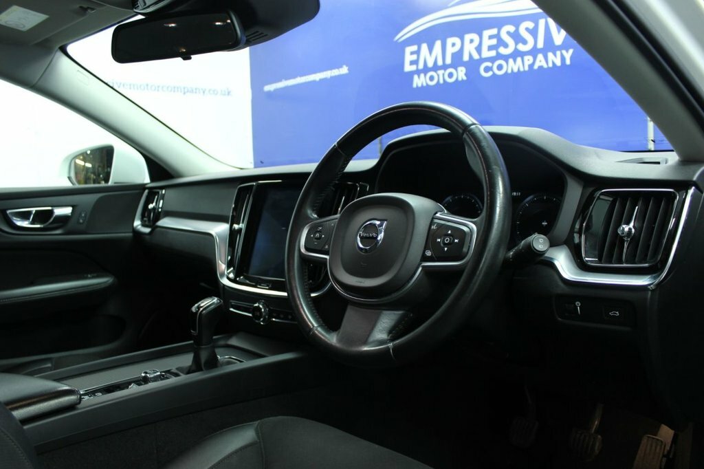 Volvo V60 2L Momentum YX19HYZ White #4
