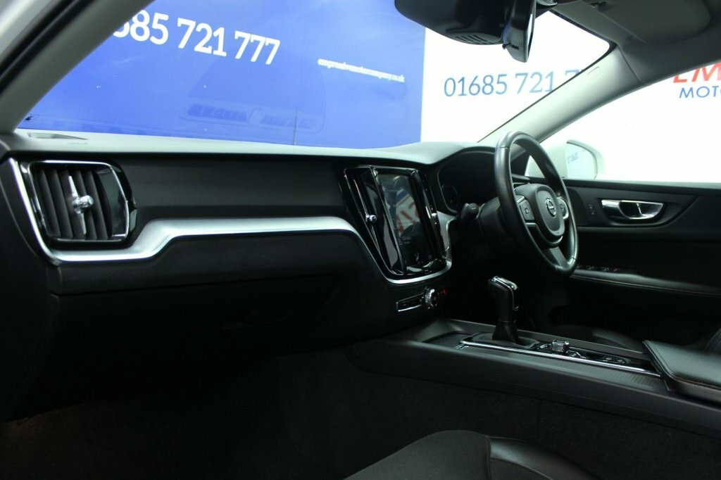 Volvo V60 2L Momentum YX19HYZ White #5