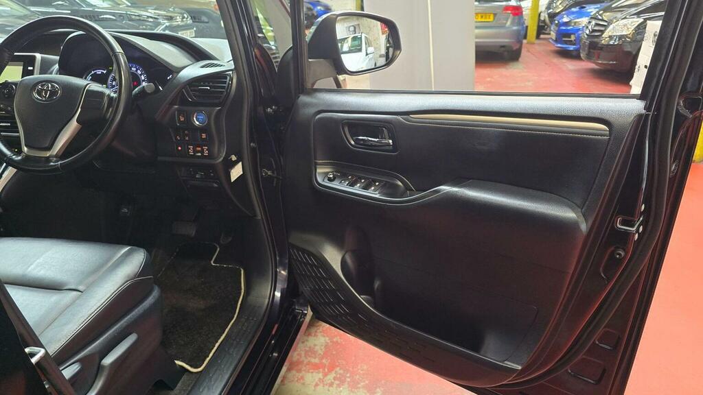 Toyota Voxy Mpv Esquire Hybrid Gi Black Edition 201666 Black #22