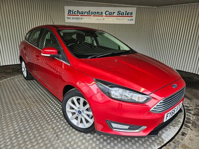 Ford Focus 1.0T Ecoboost Titanium Hatchback Red